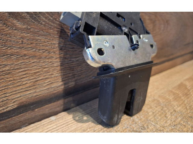 Замок багажника Volkswagen Jetta V 2005 - 2010 года