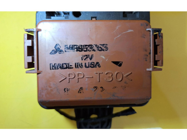 Блок предохранителей MB953355, MR318828 Mitsubishi Carisma