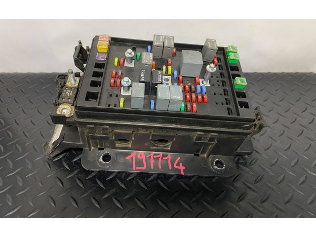 Блок предохранителей  15210963-1   Chevrolet TrailBlazer    