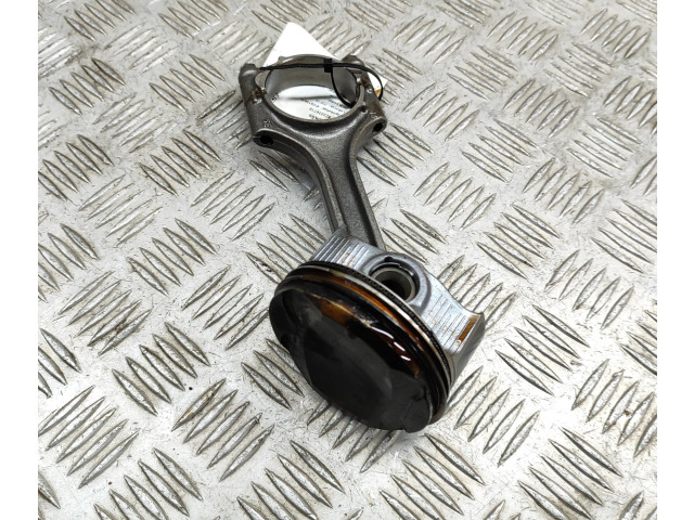 Поршень B 4204 T47 32298424, 31401957 Volvo XC40