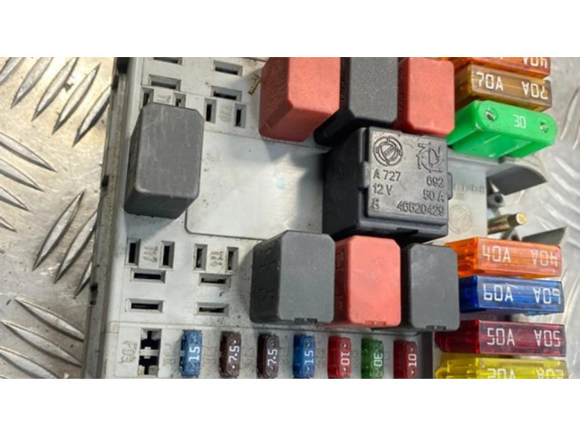Блок предохранителей 46798118 Fiat Punto (188)