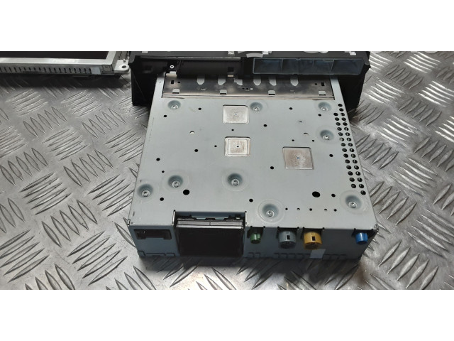 Радио/ проигрыватель CD/DVD / навигация