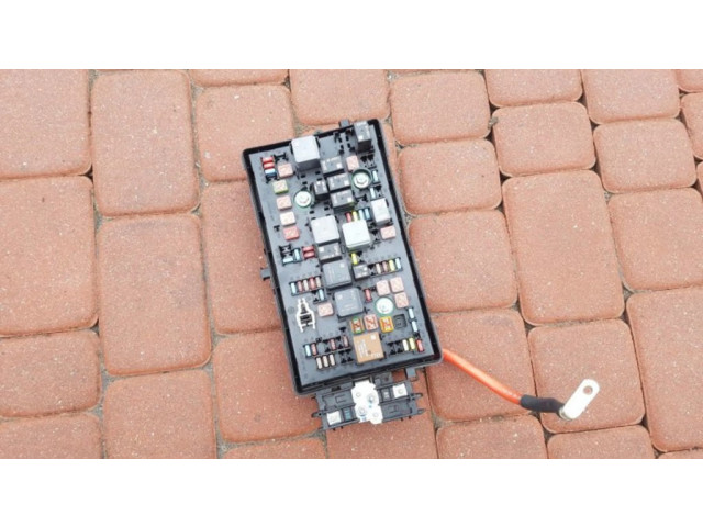 Блок предохранителей 22933570 Opel Insignia A