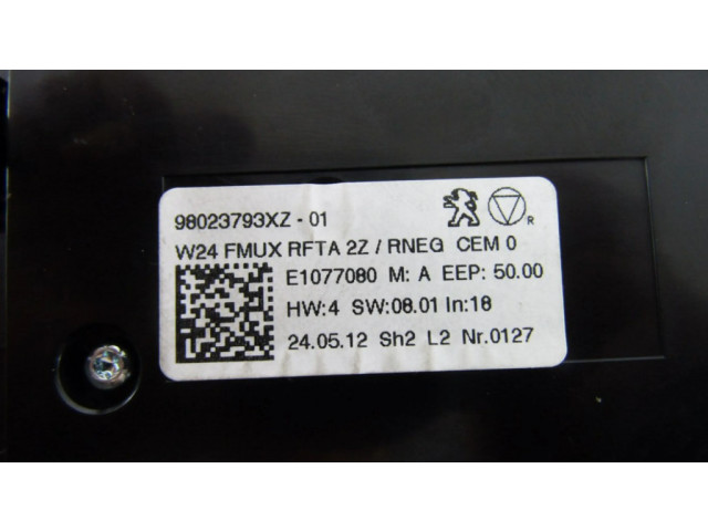 Радио/ проигрыватель CD/DVD / навигация