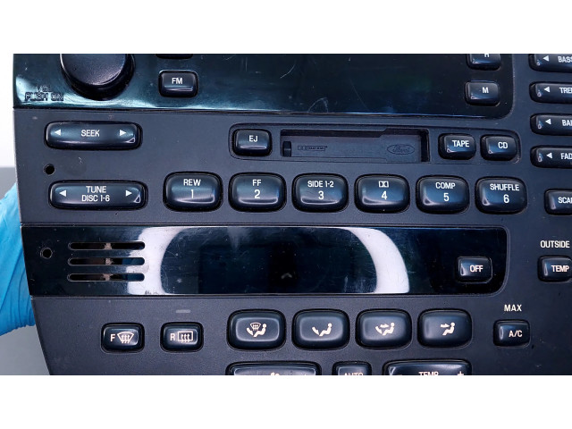 Радио/ проигрыватель CD/DVD / навигация