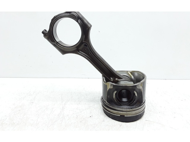 Поршень с шатуном D4204T5 82L175 Volvo S60