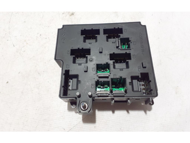 Блок предохранителей 31473770 Volvo S60