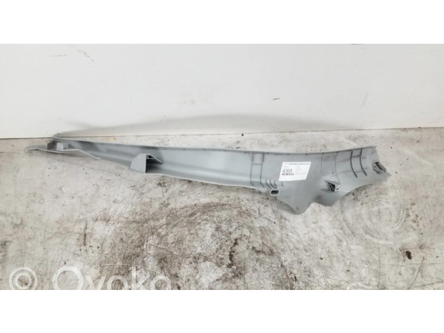 Боковая отделка у заднего сиденья (низ)