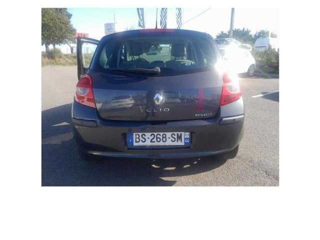 Блок предохранителей     Renault Clio III    