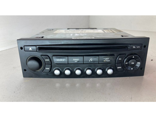 Радио/ проигрыватель CD/DVD / навигация