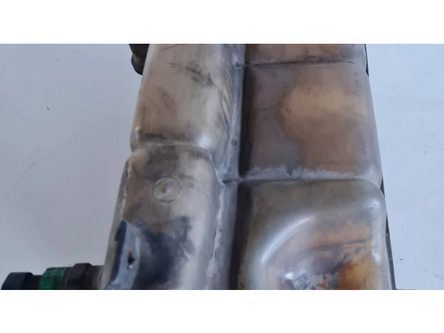 Расширительный бачок охлаждающей жидкости