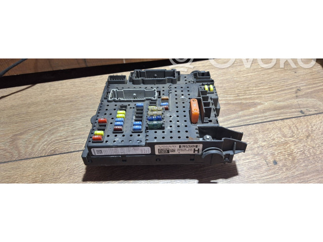 Блок предохранителей 30786646   Volvo S60    