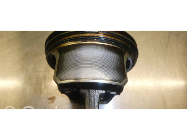 Píst 11257551550 BMW 1 E81 E87 pro benzínový motor 2.0