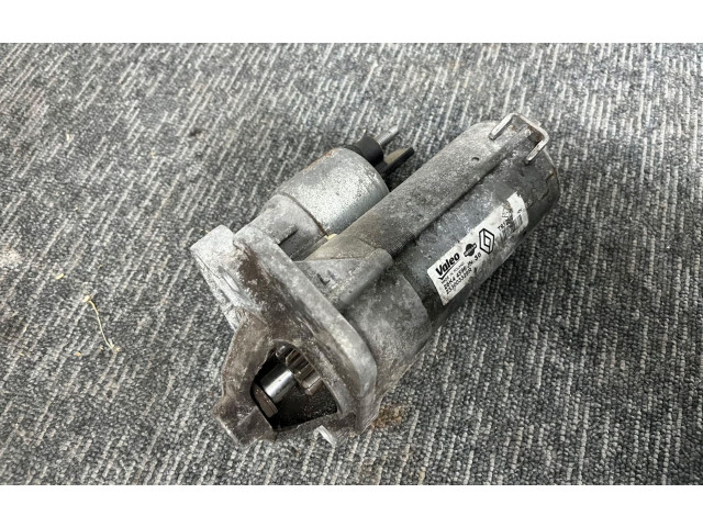 Масляный насос   233003329R  Renault Clio IV 