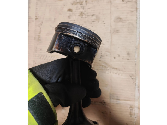  Поршень с шатуном    Audi A3 S3 8P  