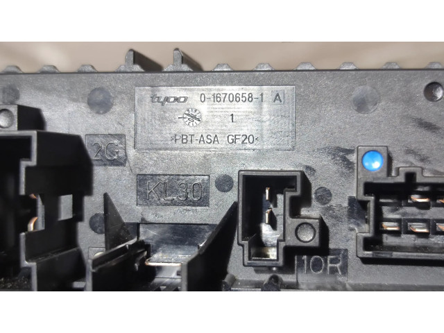 Pojistková skříňka 016706581A Mercedes-Benz E A207 2011