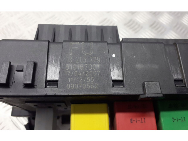 Pojistková skříňka 13205779 Opel Vectra C