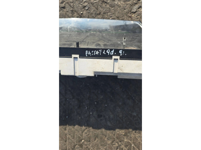 Панель приборов 81117621   Volkswagen PASSAT B3       