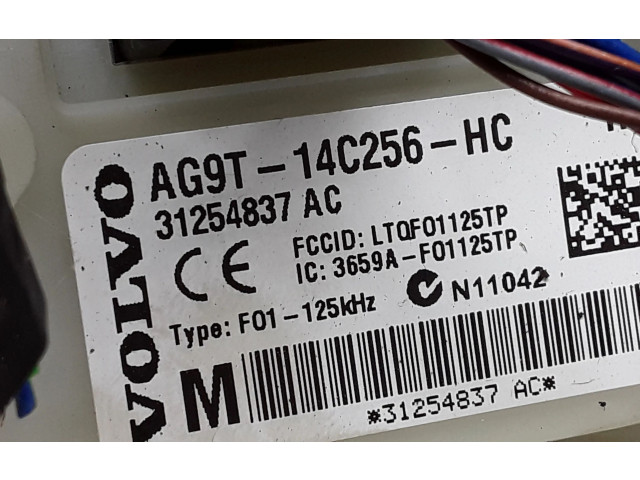 Блок предохранителей 31254837, AG9T14C256HC   Volvo V70    