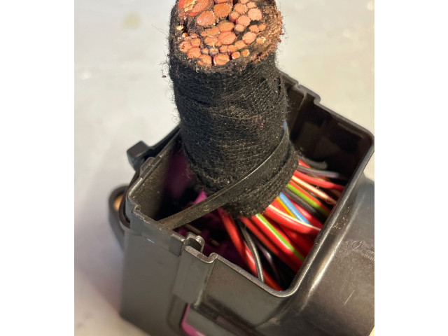 Блок предохранителей 1T1970099, 244250140 Audi A6 S6 C5 4B