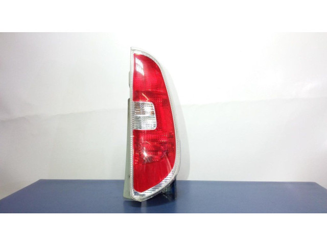Задний фонарь в кузове