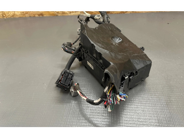 Pojistková skříňka 8211105Q10 Toyota Avensis T270 2013