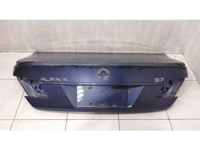 Задняя крышка (багажника)