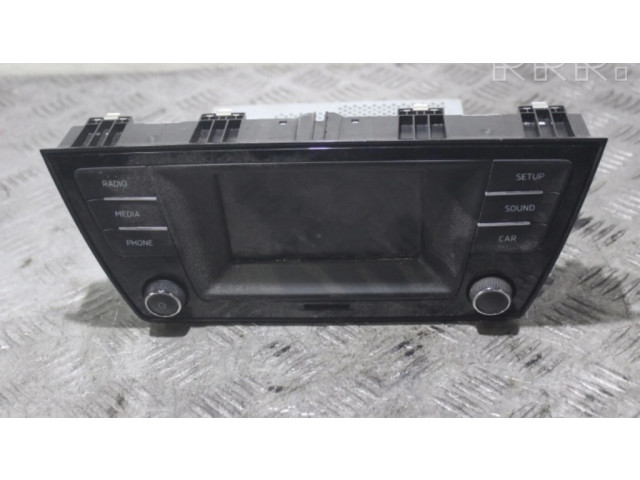 Радио/ проигрыватель CD/DVD / навигация