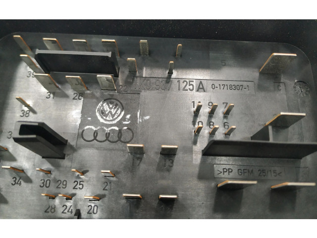 Блок предохранителей 1K0937125A   Volkswagen Jetta V    