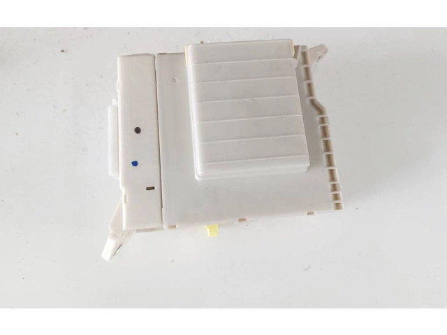 Pojistková skříňka 8273030B64, 0J250232 Lexus GS 300 350 430 450H 2010