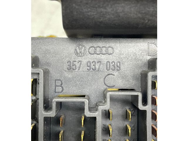 Блок предохранителей  357937039   Volkswagen Transporter - Caravelle T4    