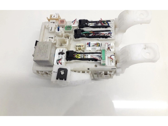 Блок предохранителей  306100072, 30610-0072   Toyota Prius (XW20)    