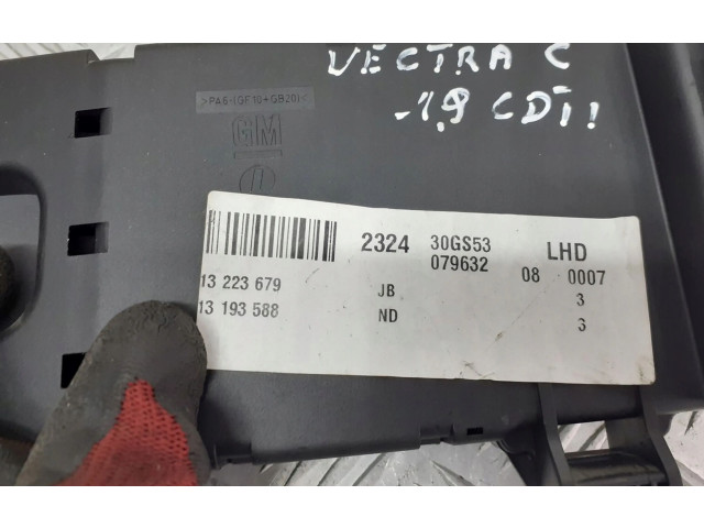 Pojistková skříňka 13223679 Opel Vectra C