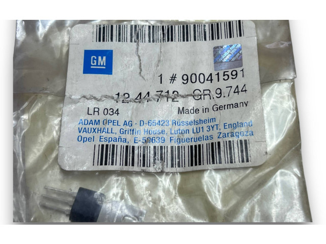 Блок управления двигателем Блок управления 90041591 Opel Combo B