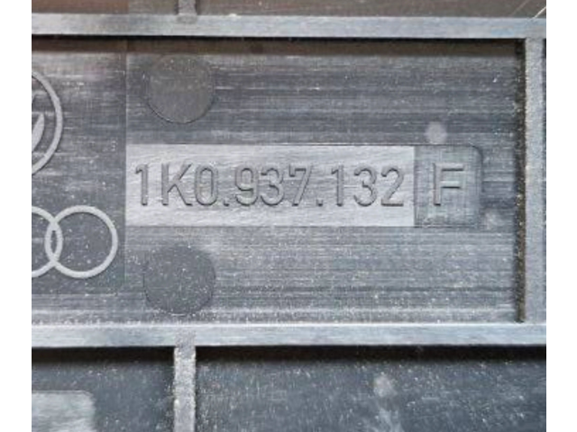 Блок предохранителей  1K0937132   Volkswagen Touran I    
