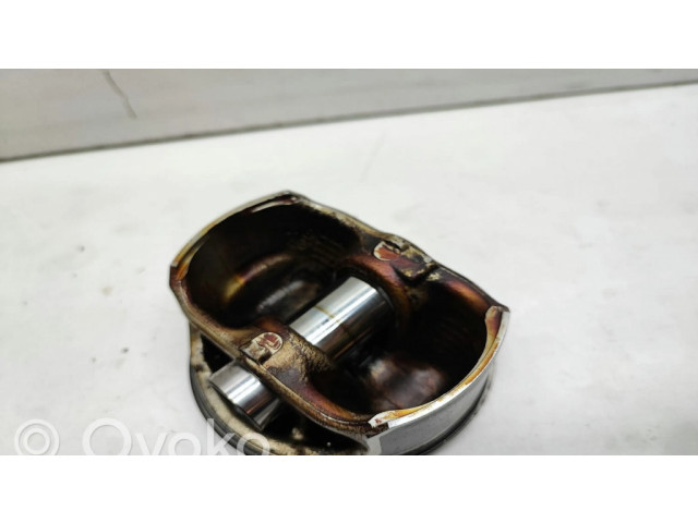 Píst BMW 1 E82 E88 pro benzínový motor 1.8