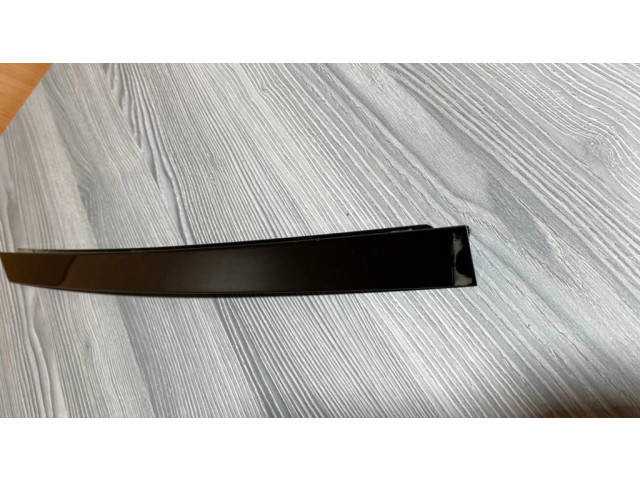 Другая деталь отделки пере́дней дверей