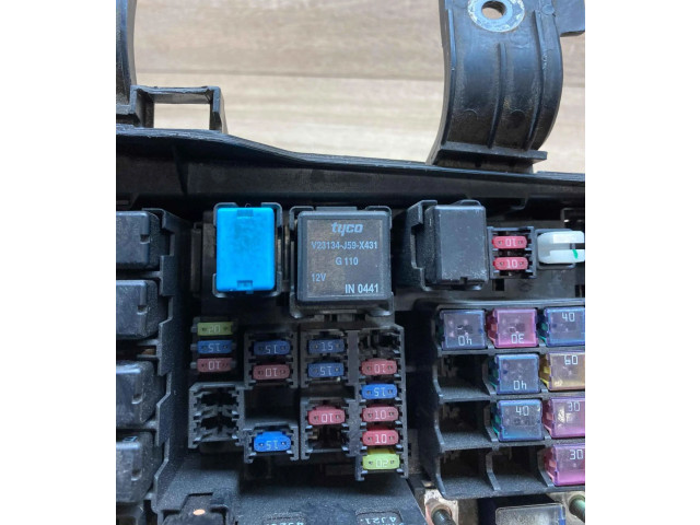 Pojistková skříňka V23134J59X431 Mazda 6 2002