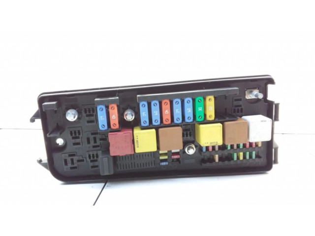 Блок предохранителей 13198102, 519131007   Opel Vectra C    