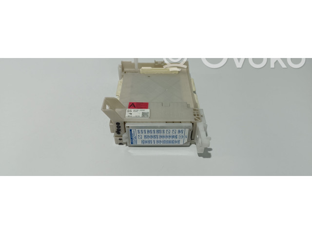 Pojistková skříňka Řídící jednotka BSM 8273052K40 Toyota Yaris 2019