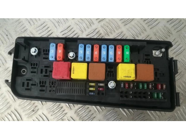 Блок предохранителей 13144709, 519066005 Opel Vectra C