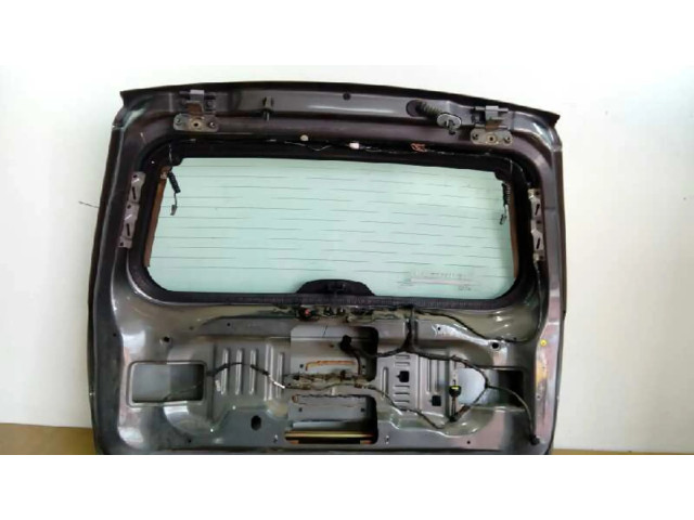 Задняя крышка (багажника)