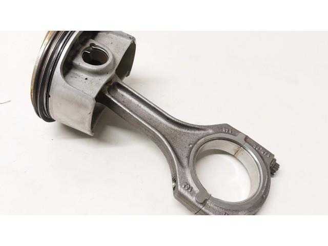 Píst 9A11031400R   Porsche Cayman 981  pro benzínový motor 3.4  