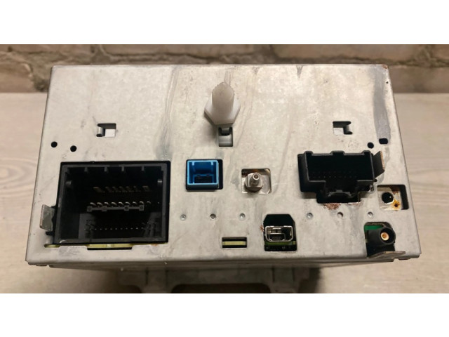 Радио/ проигрыватель CD/DVD / навигация