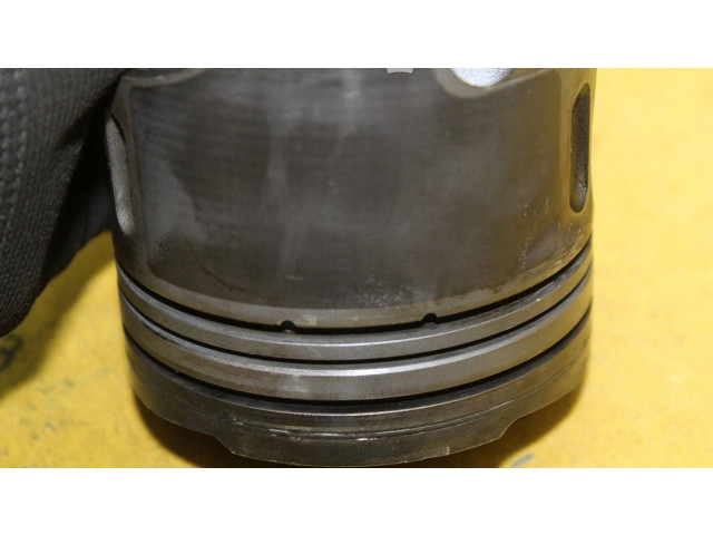 Píst    Mercedes-Benz E W210     