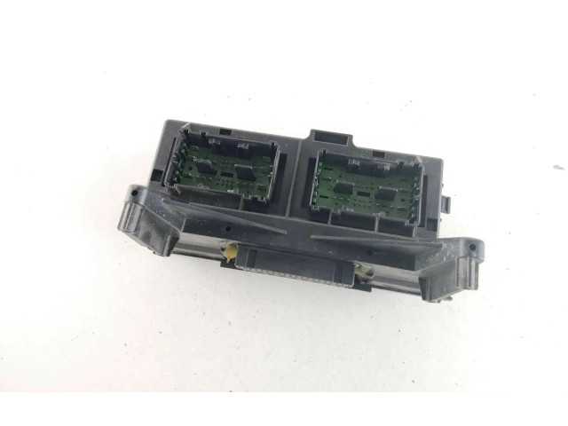 Блок предохранителей 04692114AC   Jeep Commander    