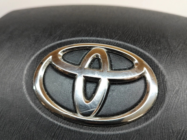 Подушка безопасности водителя 4513047100C0 Toyota Prius+ (ZVW40)