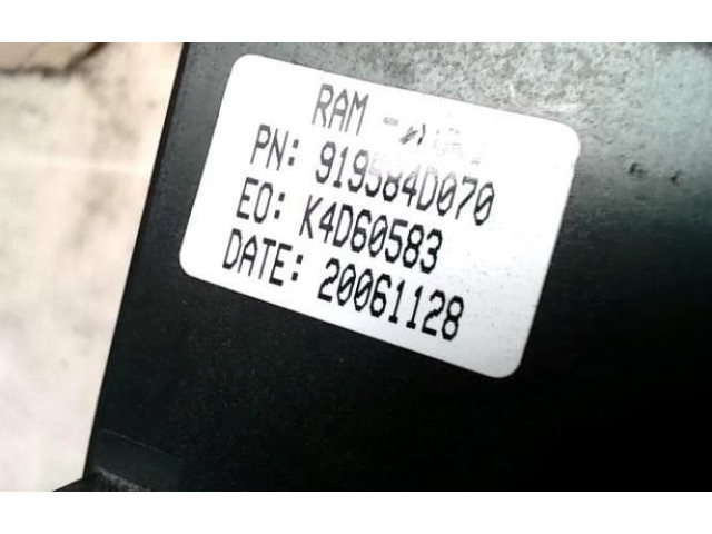 Pojistková skříňka KIA Carnival 2007