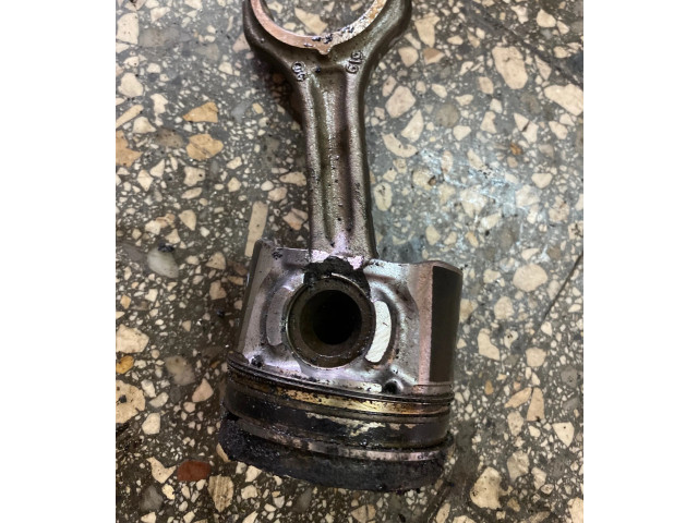 Píst 751101   Peugeot 5008     