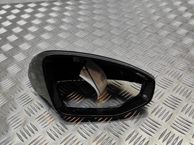 Другая деталь отделки пере́дней дверей